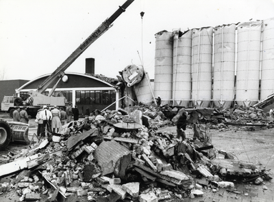 403095 Afbeelding van de door een storm beschadigde meelsilo's van een broodfabriek te Bunschoten.